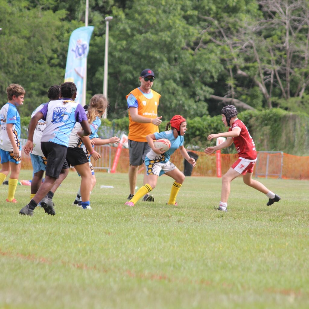 Peut être une image de 6 personnes, personnes jouant au foot, personnes jouant au football et frisbee