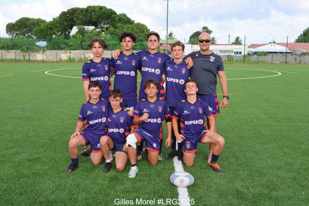 Peut être une image de 7 personnes, personnes jouant au football, personnes jouant au foot et texte qui dit ’AEESTE प्ीनत SUP SUPER SUPER U ป่วกร SUPER SUPER の Su N SUPER ม SUPER UPER U SUPER Gilles Morel #LRG2 5’