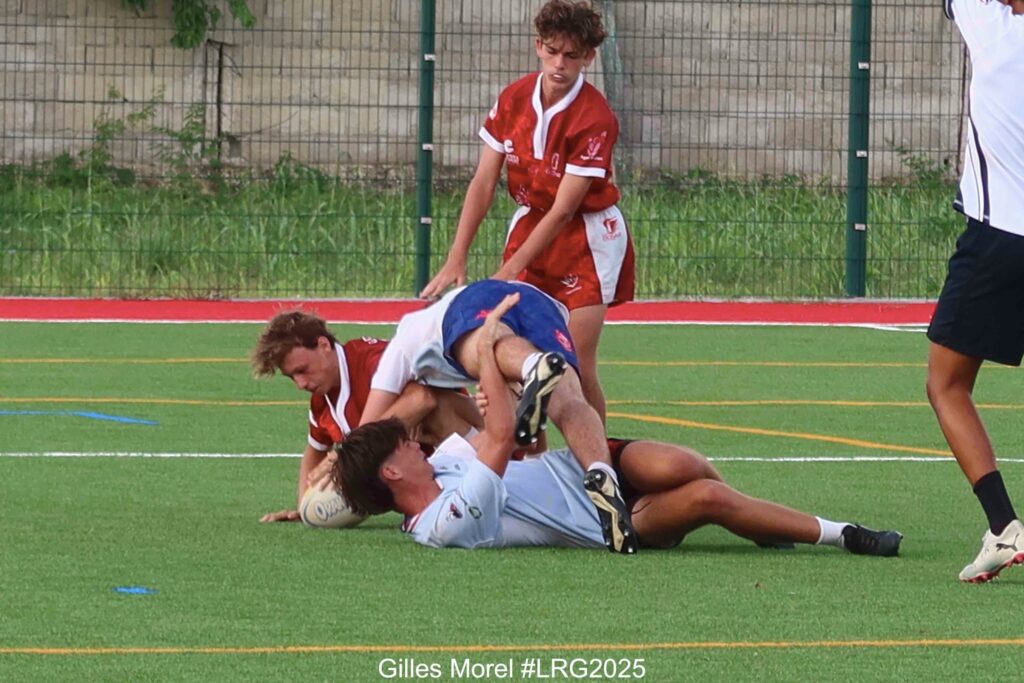Peut être une image de 3 personnes, personnes jouant au football, personnes jouant au foot et texte qui dit ’Gilles Morel Morel #LRG2025’