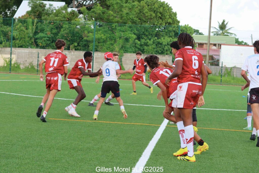 Peut être une image de 7 personnes, personnes jouant au football, personnes jouant au foot et texte