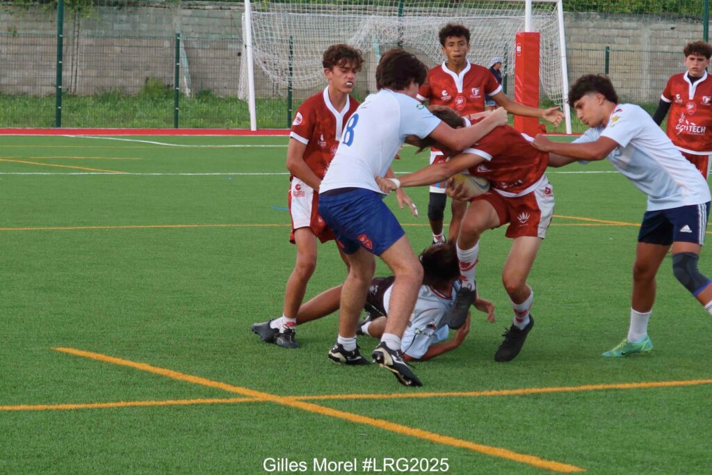 Peut être une image de 4 personnes, personnes jouant au football, personnes jouant au foot et texte