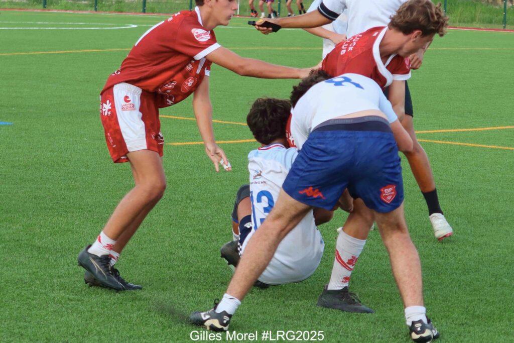 Peut être une image de 2 personnes, personnes jouant au foot, personnes jouant au football et texte