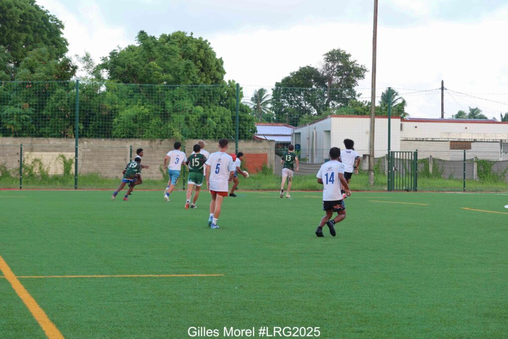 Peut être une image de 8 personnes, personnes jouant au football, personnes jouant au foot, herbe et texte qui dit ’Gilles Morel GillesMorel#LRG2025 #LRG2025’