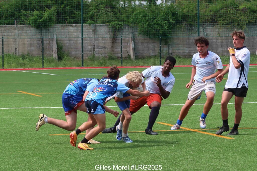 Peut être une image de 4 personnes, personnes jouant au foot, personnes jouant au football, frisbee et texte qui dit ’+ SA i Gilles GillesMorel#LRG2025 Morel #LRG2025’
