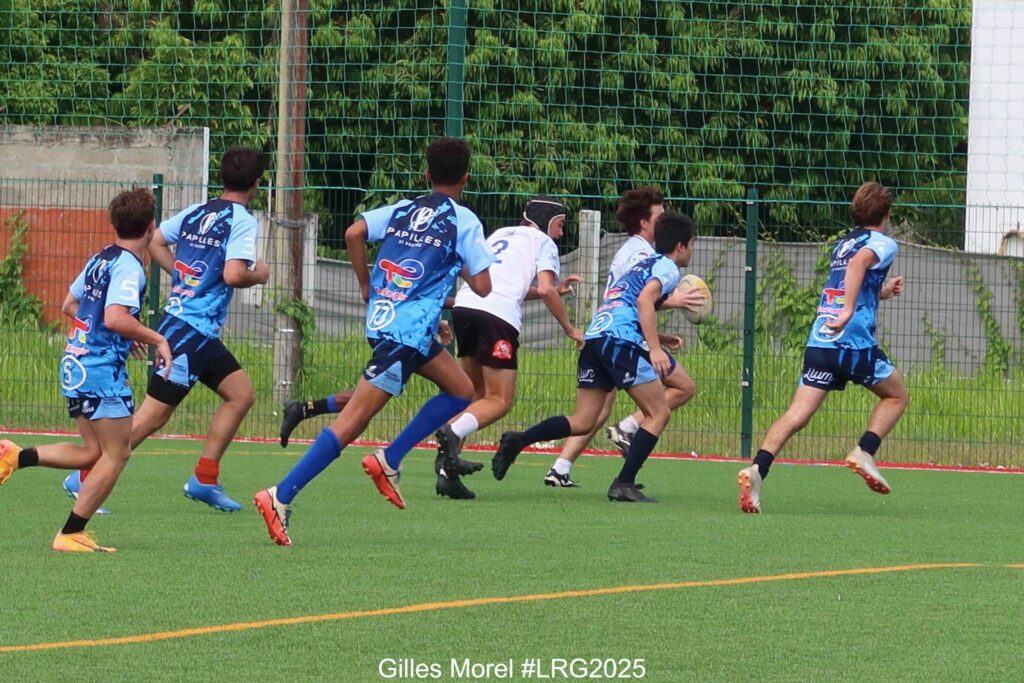 Peut être une image de 5 personnes, personnes jouant au foot et texte