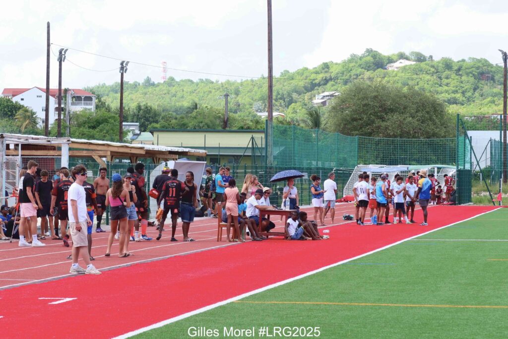 Peut être une image de 6 personnes, personnes jouant au tennis, foule et texte qui dit ’GillesMorel#LRG2025 Gilles Morel #LRG2025’