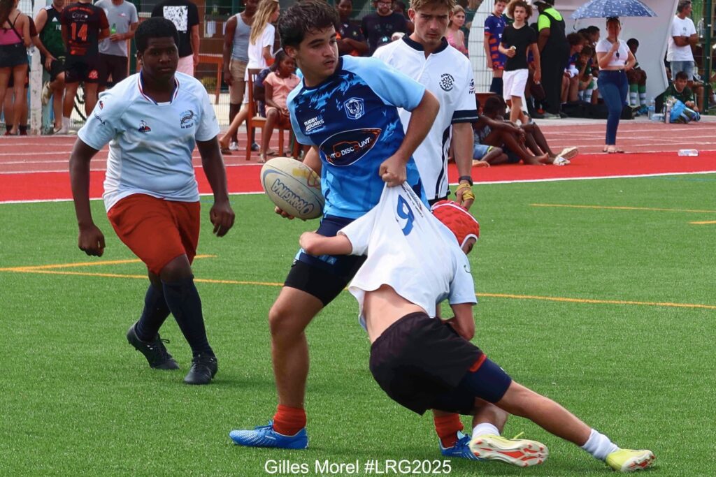 Peut être une image de ‎12 personnes, personnes jouant au foot, personnes jouant au football et ‎texte qui dit ’‎떡음당 SXRRS UNT DISC UNIOMY لو Gilles Morel #LRG2025‎’‎‎