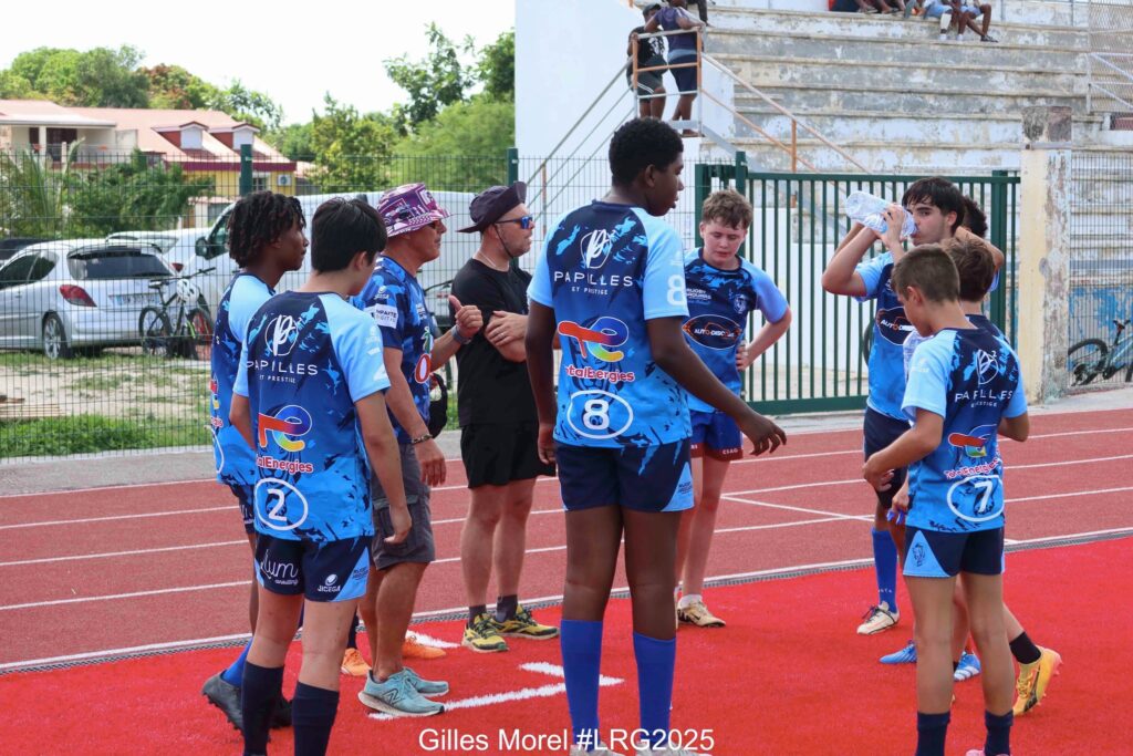 Peut être une image de 9 personnes, personnes jouant au football, personnes jouant au foot et texte