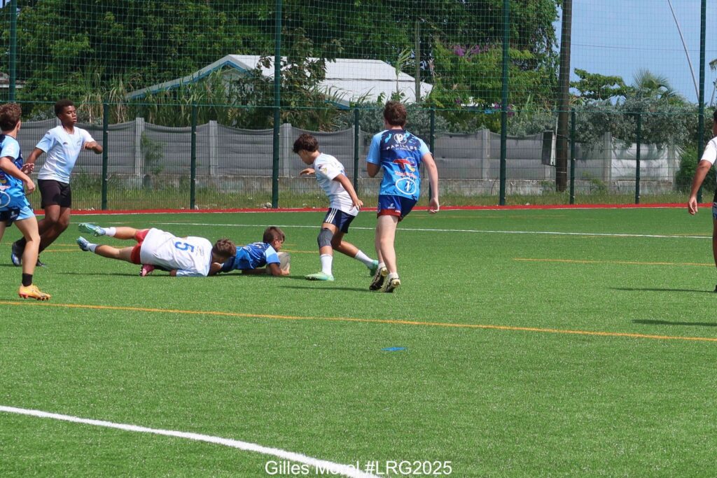 Peut être une image de 7 personnes, personnes jouant au football, personnes jouant au foot, herbe et texte