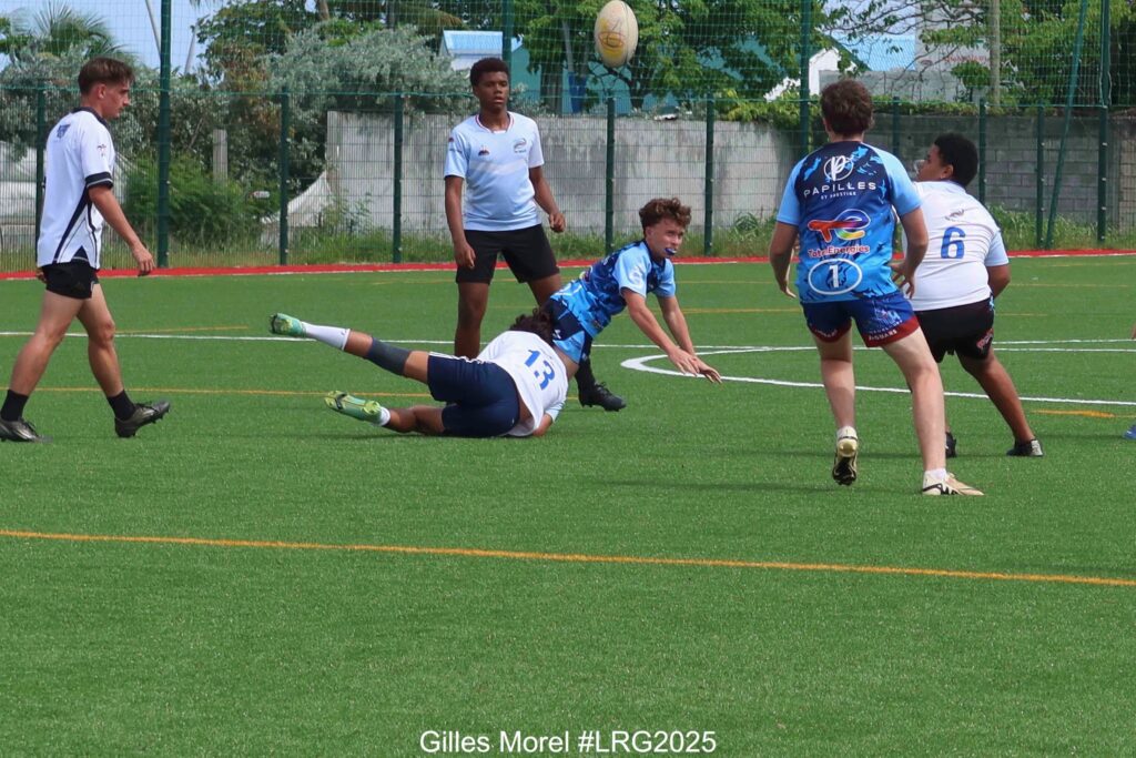 Peut être une image de 5 personnes, personnes jouant au foot, personnes jouant au football et texte