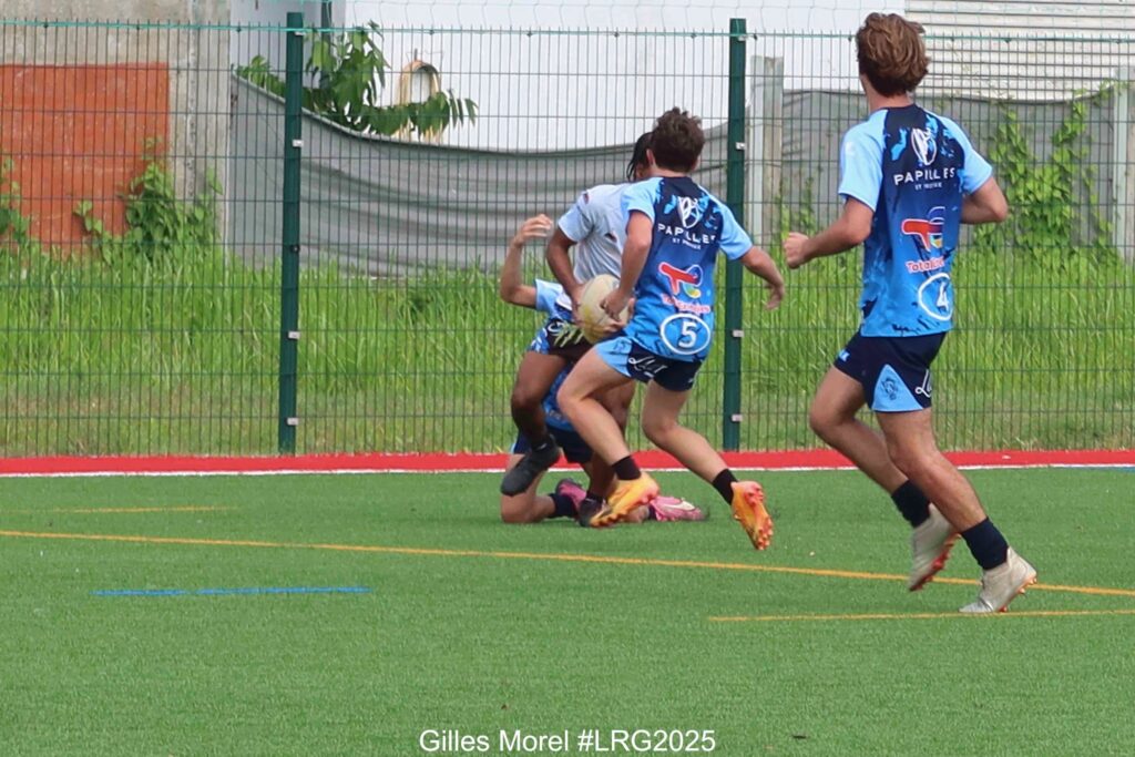 Peut être une image de 3 personnes, personnes jouant au foot, personnes jouant au football et texte qui dit ’PAPILE PAPILLES ILL ES 理 "A Total 5 Gilles GillesMorel#LRG2025 Morel #LRG2025’