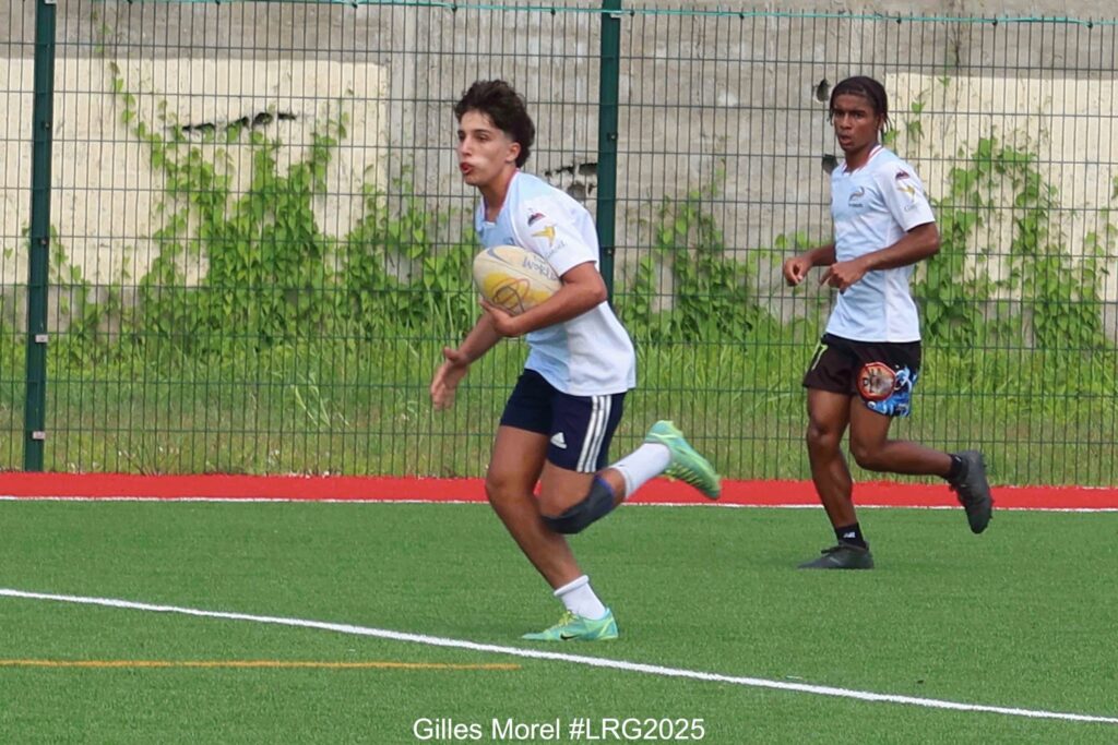 Peut être une image de ‎2 personnes, personnes jouant au football, personnes jouant au foot, herbe et ‎texte qui dit ’‎ل UN Jopt Gilles Gilles Morel h #LRG2025‎’‎‎