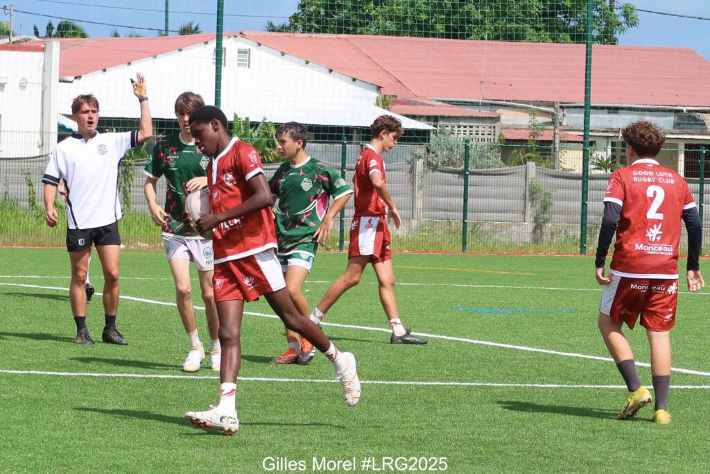 Peut être une image de 5 personnes, personnes jouant au football, personnes jouant au foot, herbe et texte qui dit ’WILLH GOOD LAI LACK RUGBY CLUB 2 K 十チ Monceau Moni eau Gilles Morel #LRG2025’