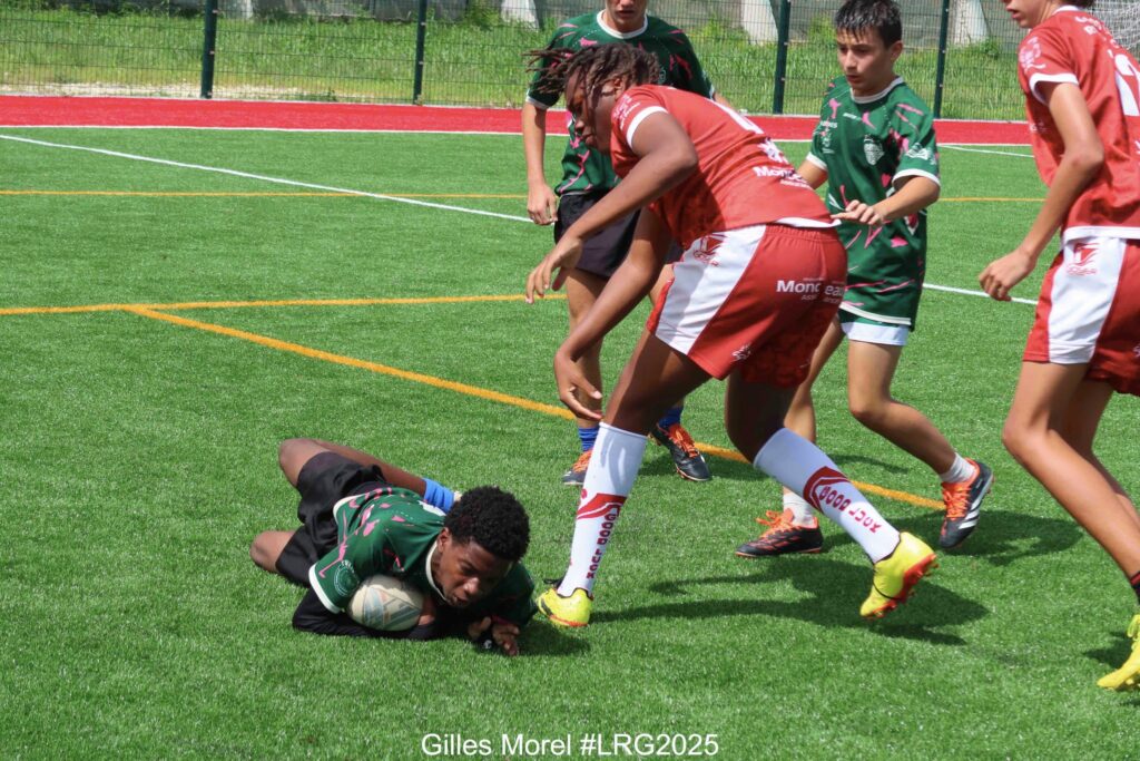 Peut être une image de ‎4 personnes, personnes jouant au foot, personnes jouant au football et ‎texte qui dit ’‎הו Mon 0000-J0X G00g צטנת Gilles Morel Gilles.Morel #LRG2025‎’‎‎