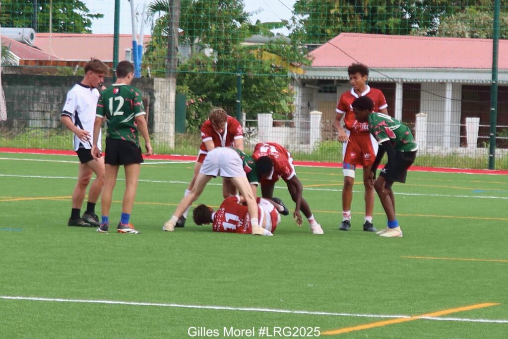 Peut être une image de 6 personnes, personnes jouant au football, personnes jouant au foot et texte qui dit ’bl E e Gilles Morel #LRG2025’