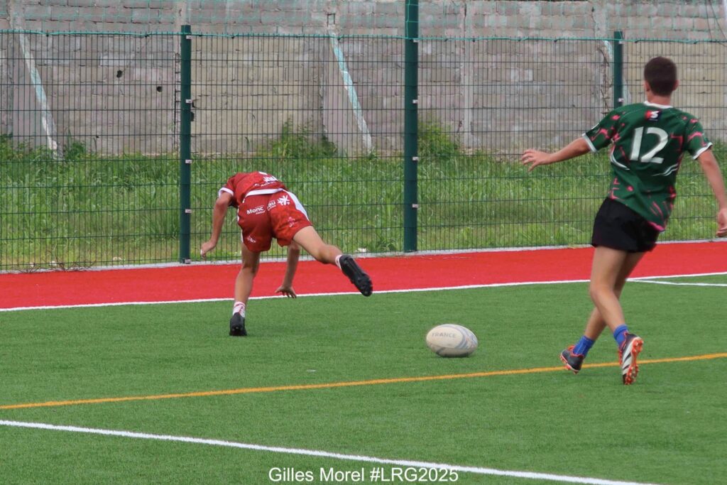 Peut être une image de 2 personnes, personnes jouant au football, personnes jouant au foot et texte