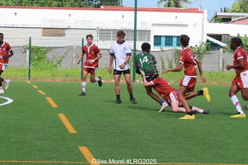 Peut être une image de 6 personnes, personnes jouant au foot, personnes jouant au football, herbe et texte qui dit ’ELAX C Gilles Morel GillesMorel#LRG2025 #LRG2025’