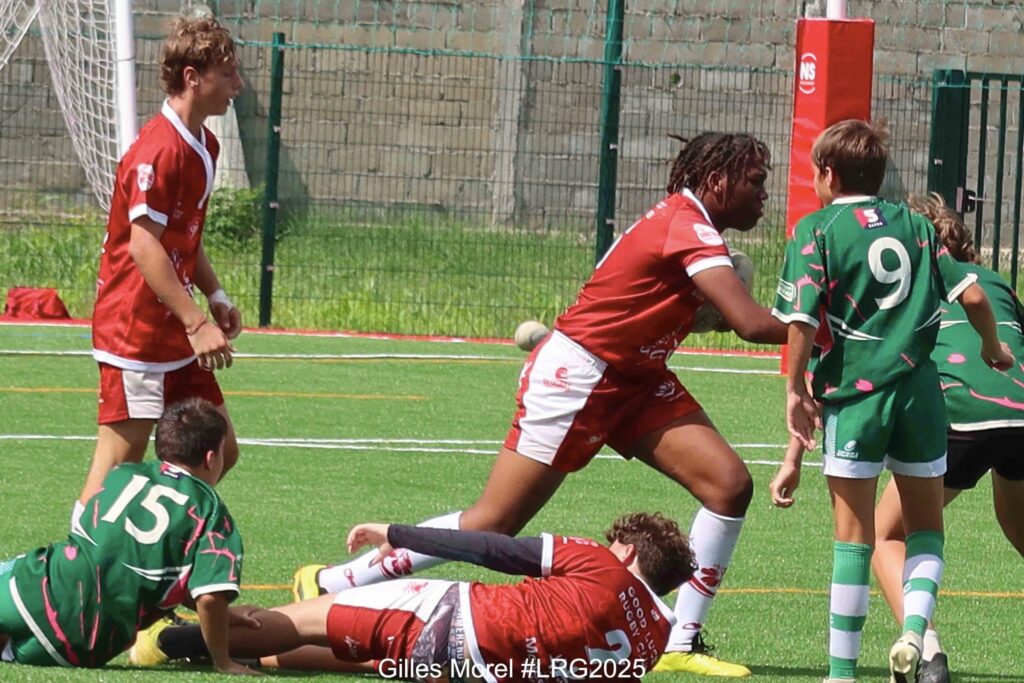 Peut être une image de 4 personnes, personnes jouant au foot, personnes jouant au football et texte