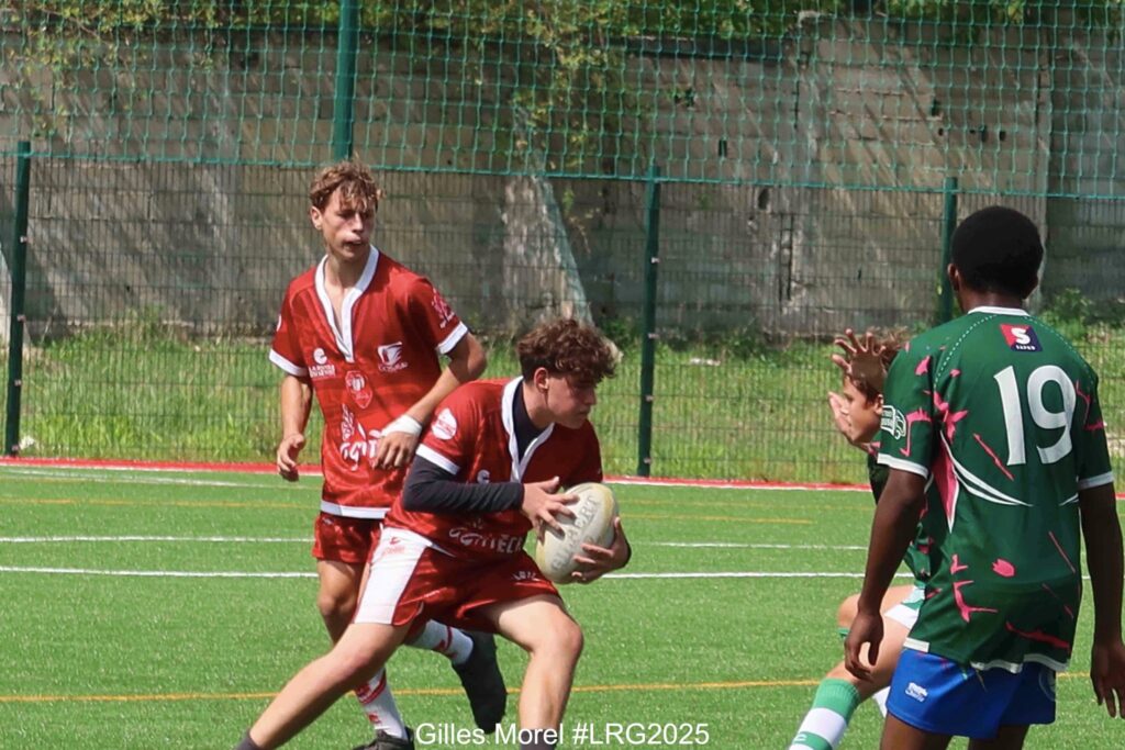 Peut être une image de 2 personnes, personnes jouant au football, personnes jouant au foot et texte