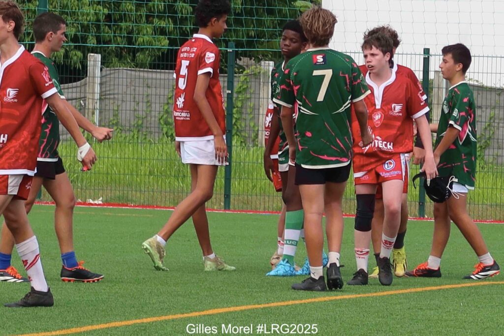 Peut être une image de 5 personnes, personnes jouant au foot, personnes jouant au football, herbe et texte