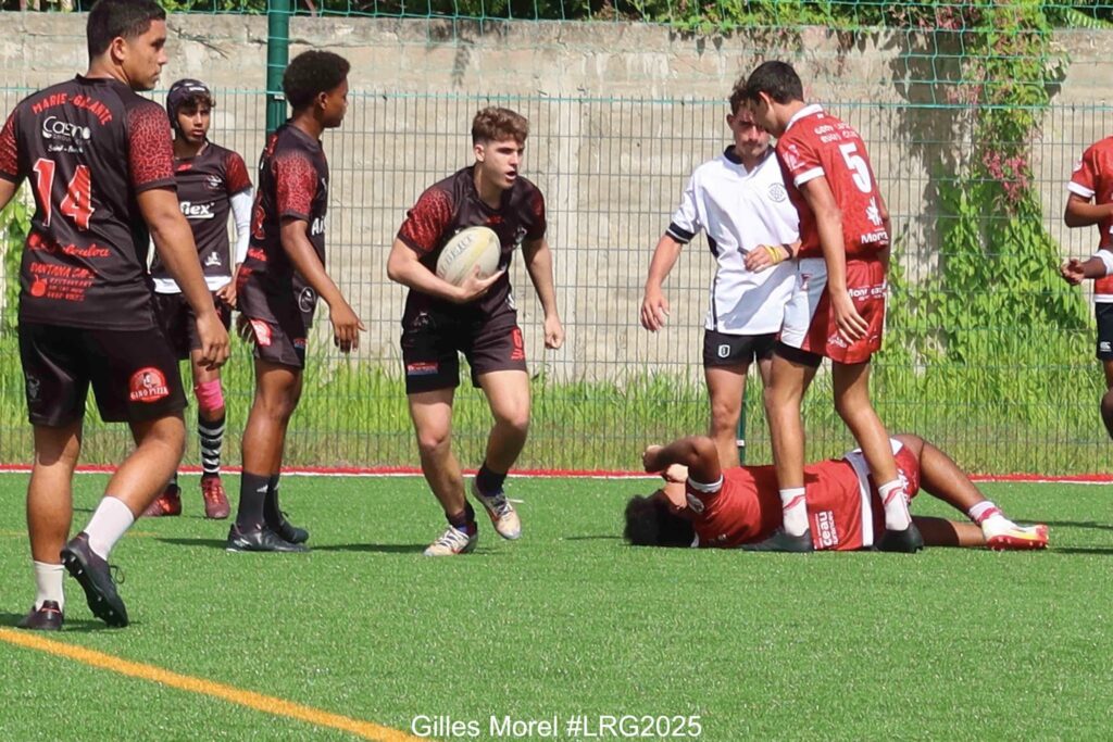 Peut être une image de 6 personnes, personnes jouant au foot et texte