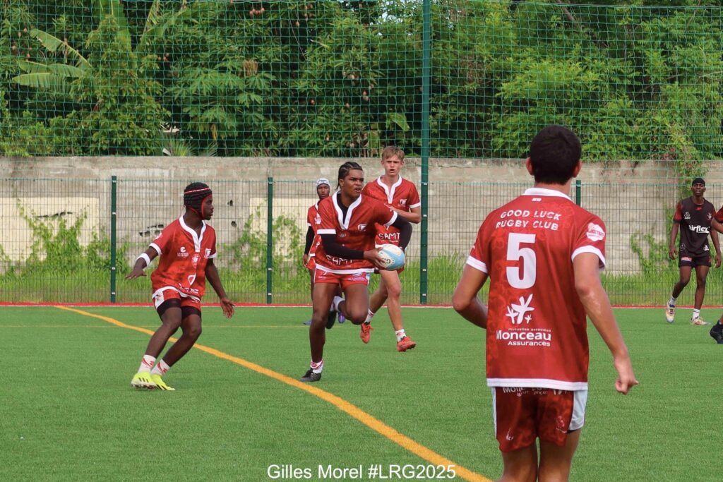 Peut être une image de ‎5 personnes, personnes jouant au foot, personnes jouant au football et ‎texte qui dit ’‎SAMT 工小円 #0 GOOD GOODLUCK LUCK RUGBY CLUB 5 الجتديت Nirfler Monceau ASSU ances MOI Gilles Morel #LRG2025‎’‎‎