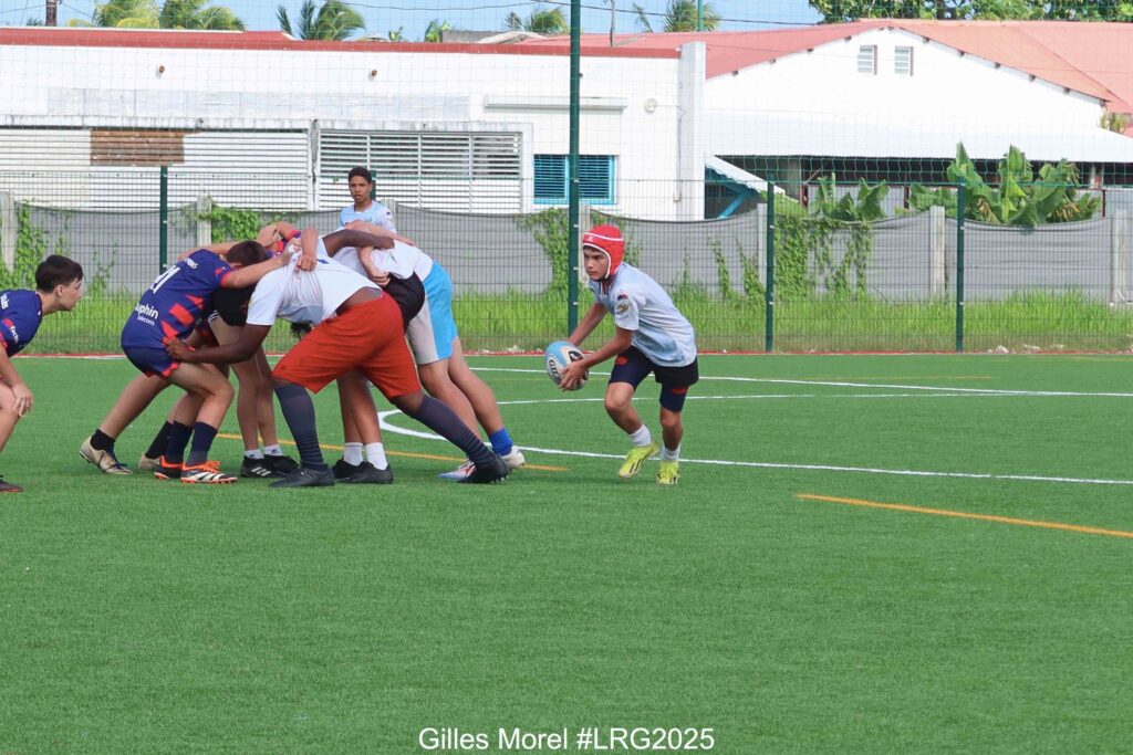 Peut être une image de 4 personnes, personnes jouant au foot et texte qui dit ’目 크림 ョ lahin Pe Gilles GillesMorel#LRG2025 Morel #LRG2025’