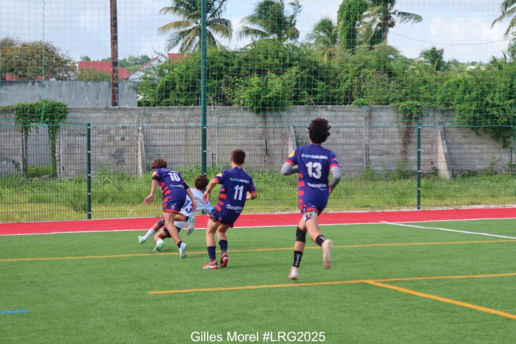 Peut être une image de ‎3 personnes, personnes jouant au football, personnes jouant au foot, herbe et ‎texte qui dit ’‎1 Teavoka ពិ 13 מהועער ANDABANNG 11 D Daughis Gilles GillesMorel#LRG2025 Morel #LRG2025‎’‎‎
