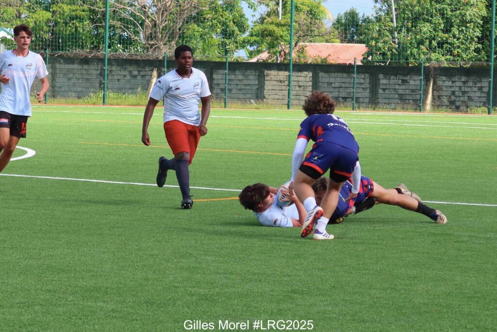 Peut être une image de 4 personnes, personnes jouant au foot, personnes jouant au football et texte qui dit ’Gilles GilesMorel#LRG2025 Morel #LRG2025’