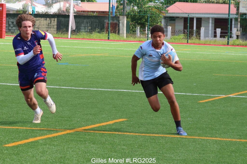 Peut être une image de 2 personnes, personnes jouant au foot, personnes jouant au football et texte qui dit ’Gilles GillesMorel#LRG2025 Morel Morel #LRG2025’