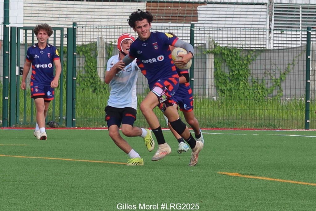 Peut être une image de 3 personnes, personnes jouant au foot, personnes jouant au football et texte