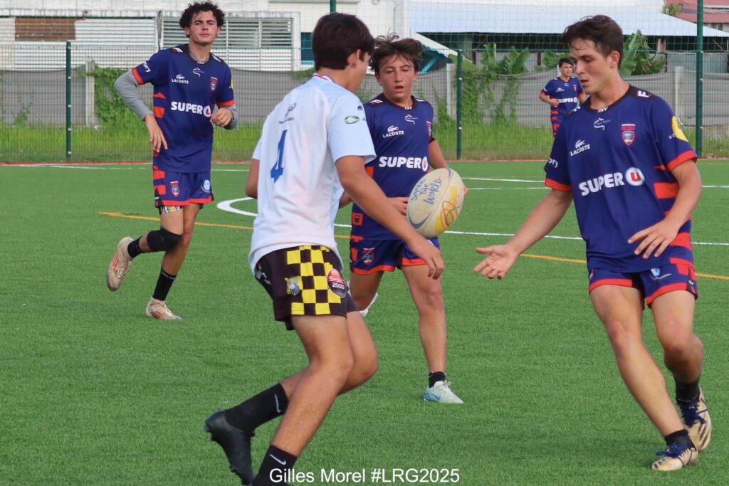 Peut être une image de ‎4 personnes, personnes jouant au foot, personnes jouant au football et ‎texte qui dit ’‎WKET 7 SUPERO 相 ر SUPERG LACOSTE LACUSTE 3ry SUPERO 営学 বইশরাণা SUPER Sige Za00 Gilles Morel #LRG2025‎’‎‎