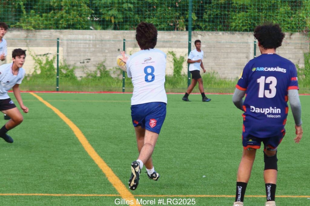 Peut être une image de 5 personnes, personnes jouant au football, personnes jouant au foot et texte