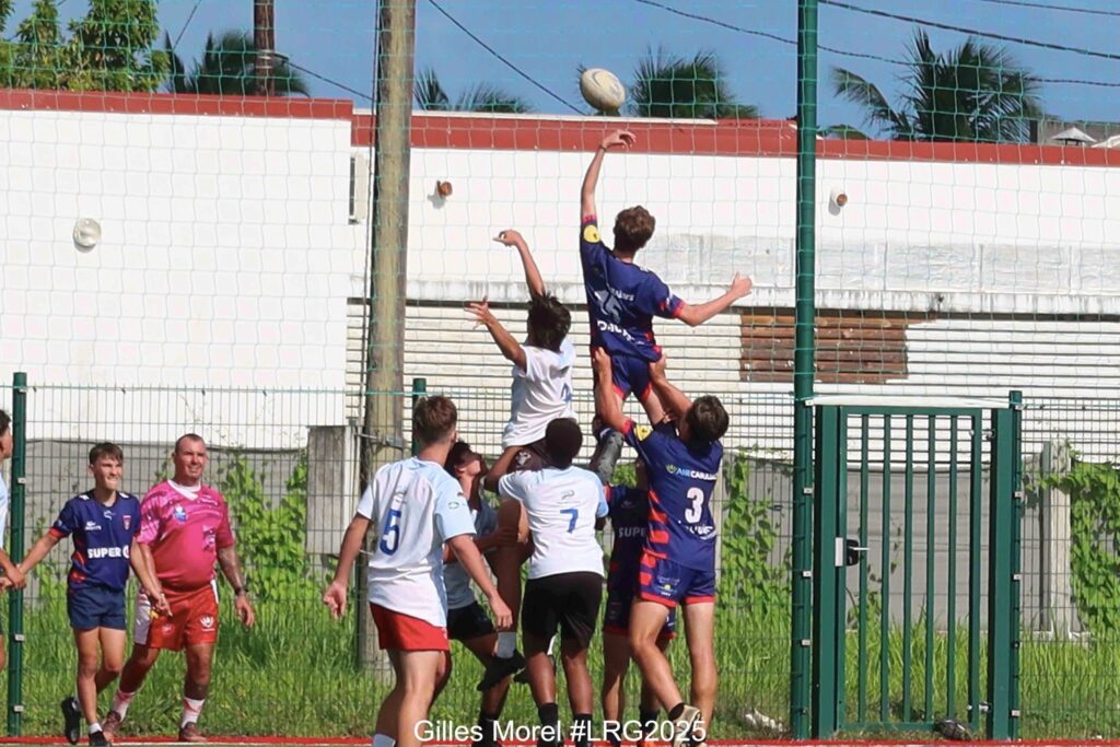 Peut être une image de 6 personnes, personnes jouant au football, personnes jouant au volley, personnes jouant au foot et texte