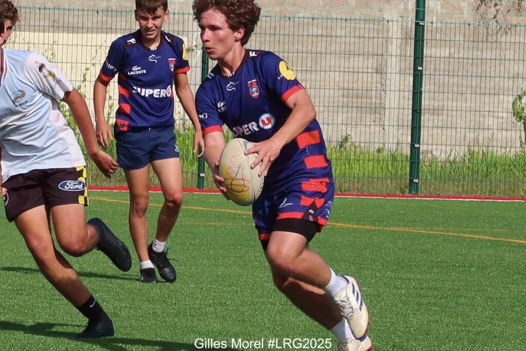 Peut être une image de 3 personnes, personnes jouant au foot et texte qui dit ’e for LACOSTE STE CUPERO i) Turd Gilles Morel GillesMorel#LRG2025 #LRG2025’
