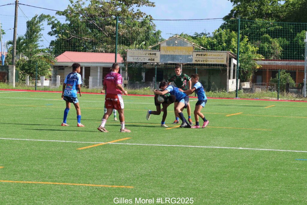 Peut être une image de 5 personnes, personnes jouant au foot, personnes jouant au football et texte
