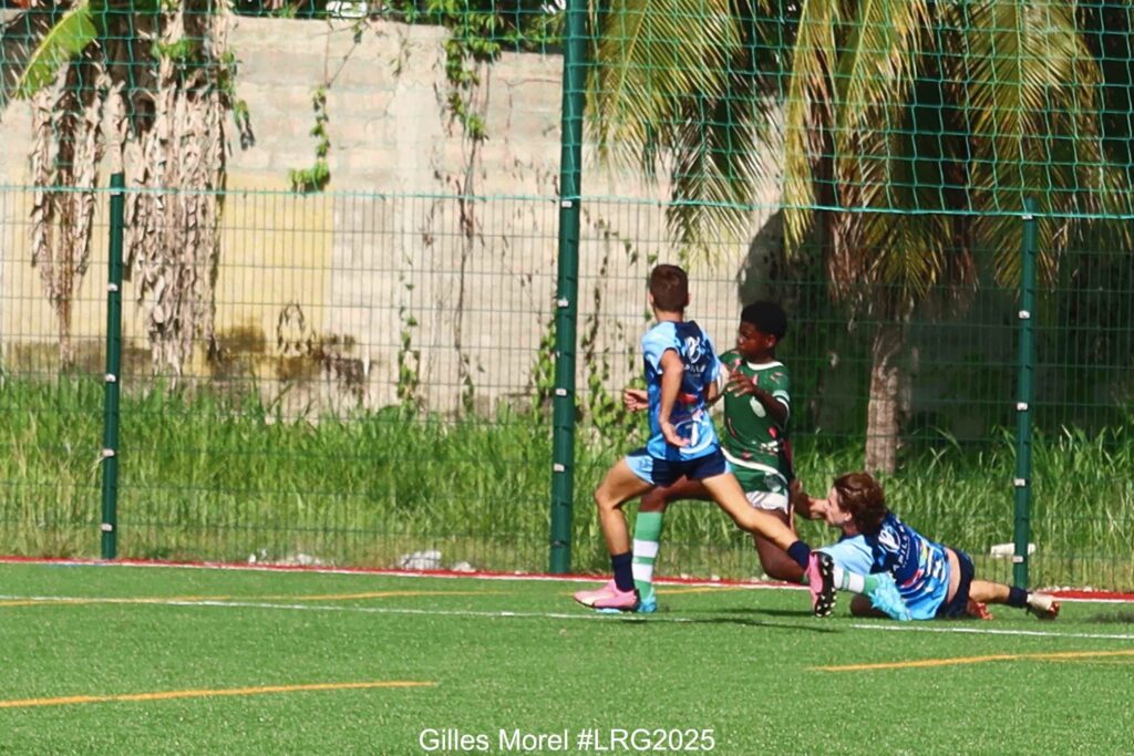 Peut être une image de 2 personnes, personnes jouant au football, personnes jouant au foot, herbe et texte qui dit ’Gilles Morel Morel #LRG2025’