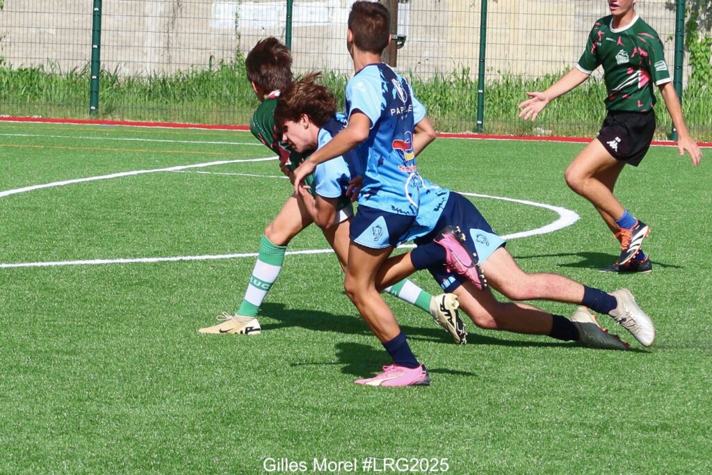 Peut être une image de 2 personnes, personnes jouant au football, personnes jouant au foot et texte