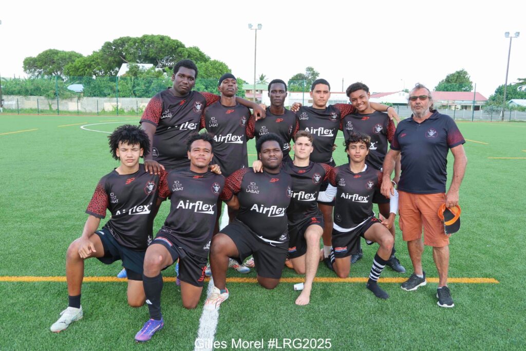 Peut être une image de 7 personnes, personnes jouant au football, personnes jouant au foot et texte