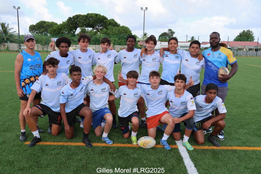 Peut être une image de 10 personnes, personnes jouant au foot, personnes jouant au football et texte