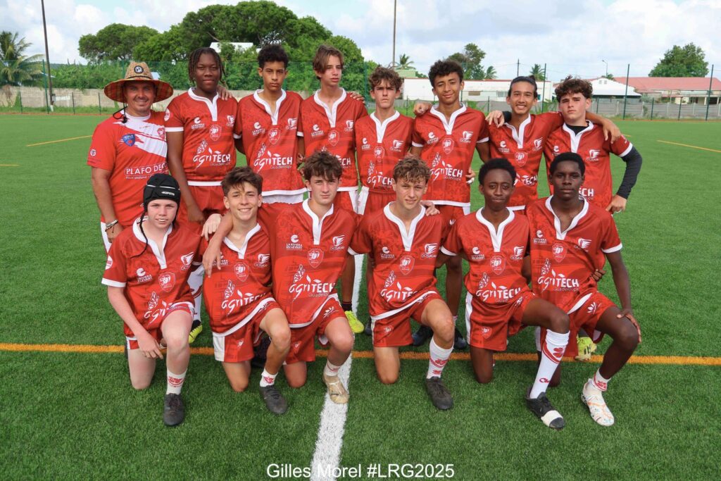 Peut être une image de 11 personnes, personnes jouant au foot, personnes jouant au football, herbe et texte