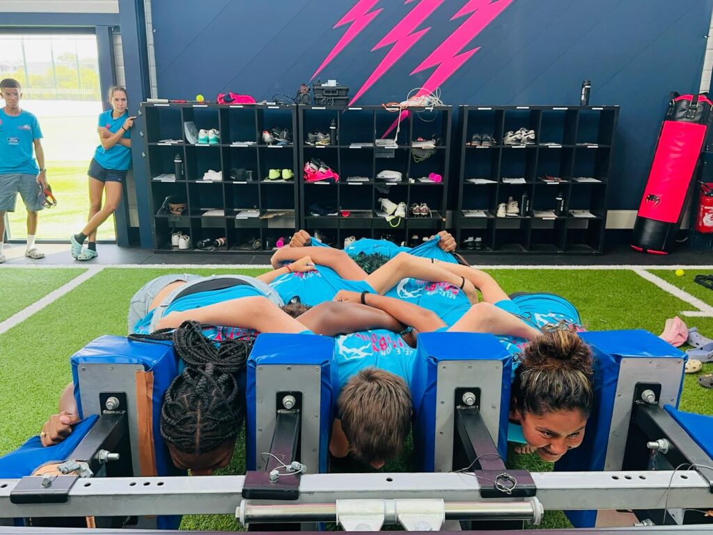 Peut être une image de 5 personnes, personnes jouant au football et texte