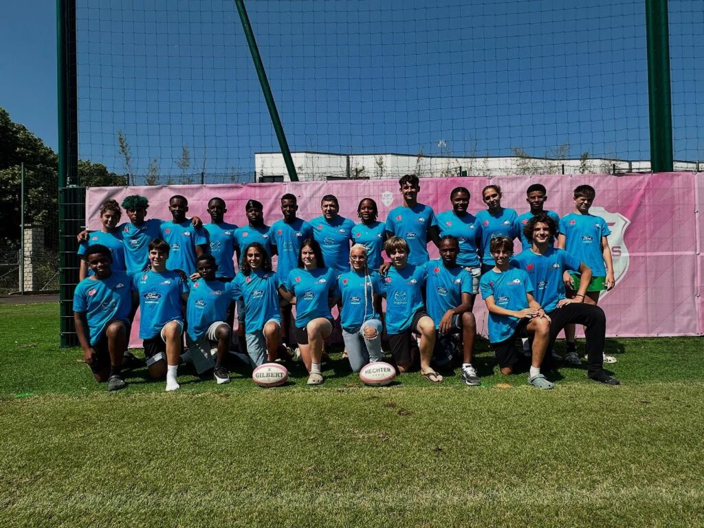 Peut être une image de 4 personnes, personnes jouant au football, personnes jouant au foot, herbe et texte qui dit ’GILEERT MECHTER ት’