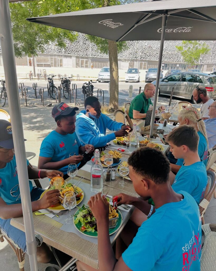 Peut être une image de 6 personnes et table