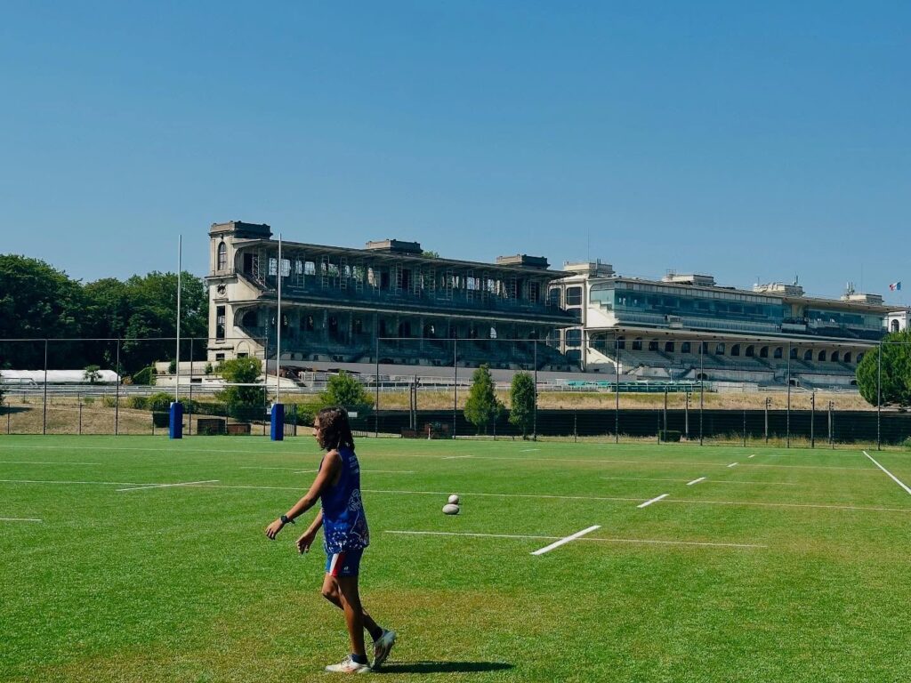 Peut être une image de 1 personne, partie de foot, partie de football américain et herbe