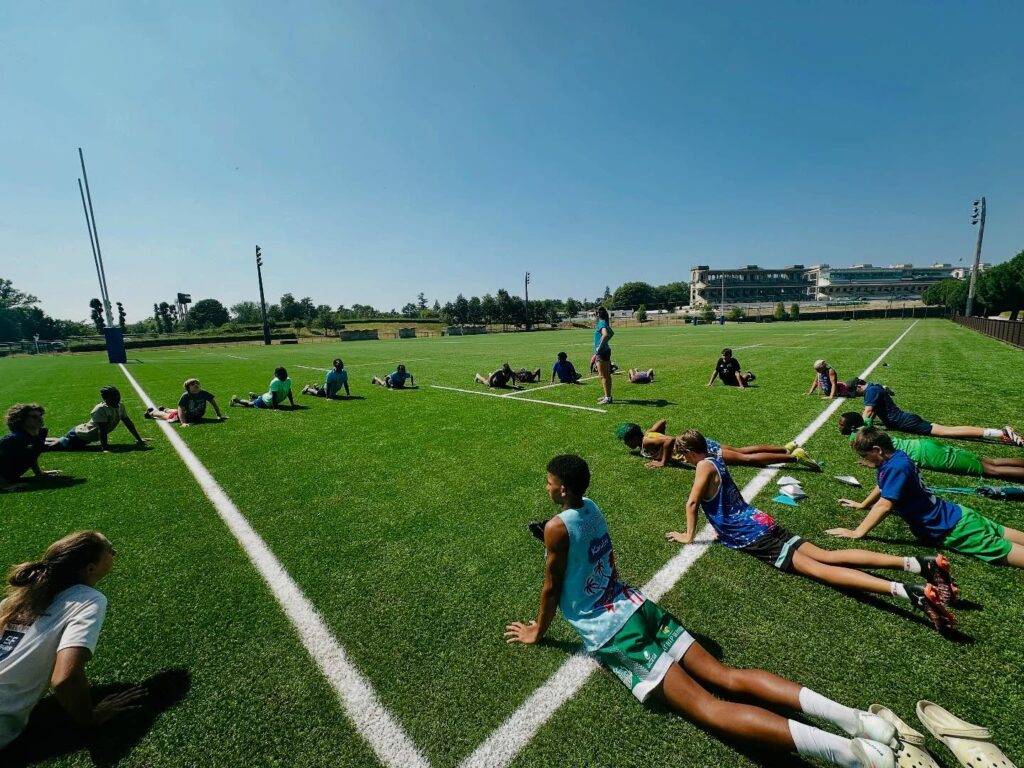 Peut être une image de 11 personnes, personnes jouant au football, personnes jouant au foot, frisbee et herbe