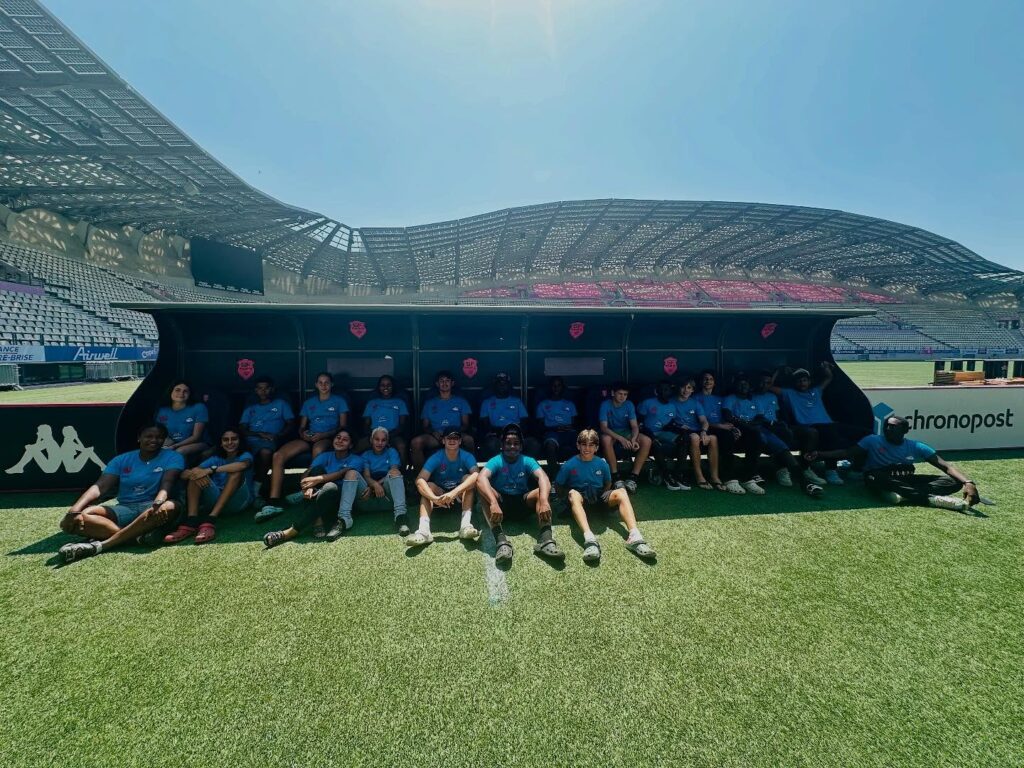 Peut être une image de ‎9 personnes, personnes jouant au football et ‎texte qui dit ’‎حلث echronopost‎’‎‎