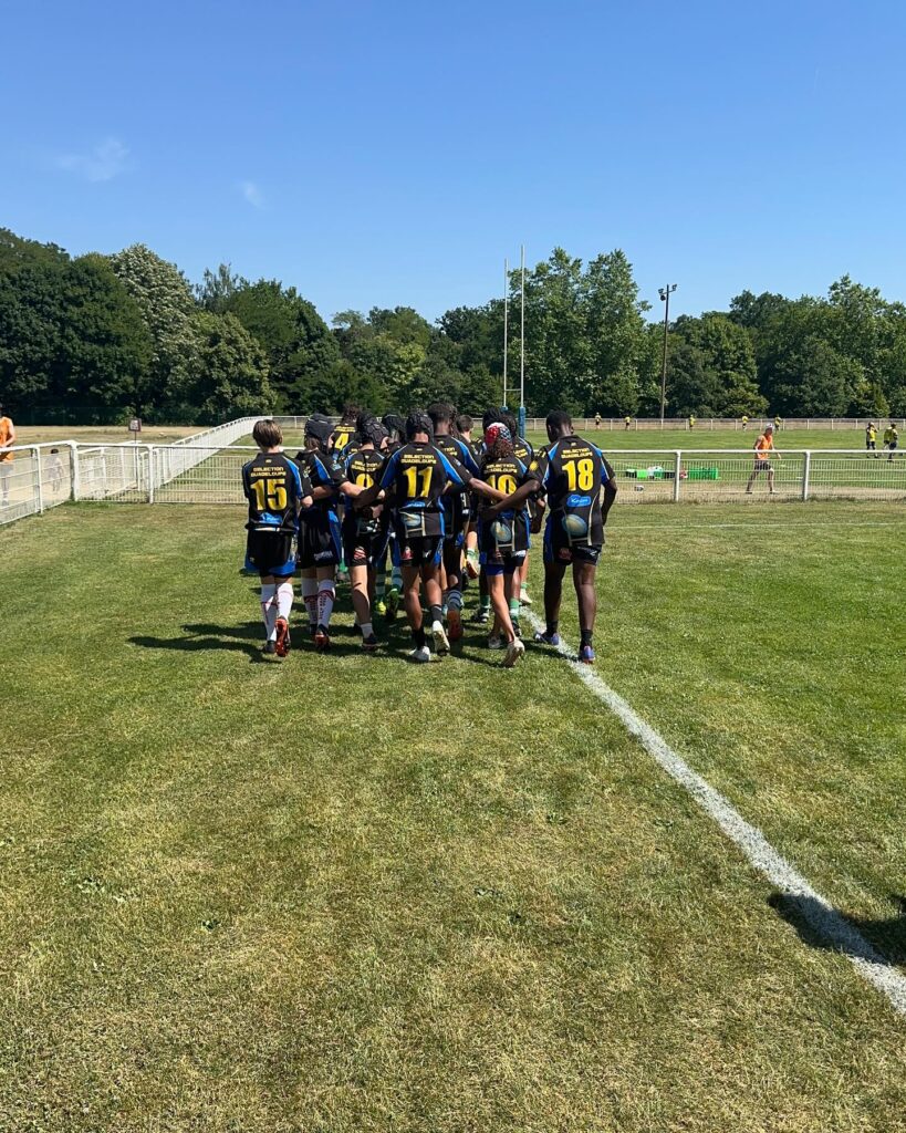 Peut être une image de 11 personnes, personnes jouant au foot et herbe