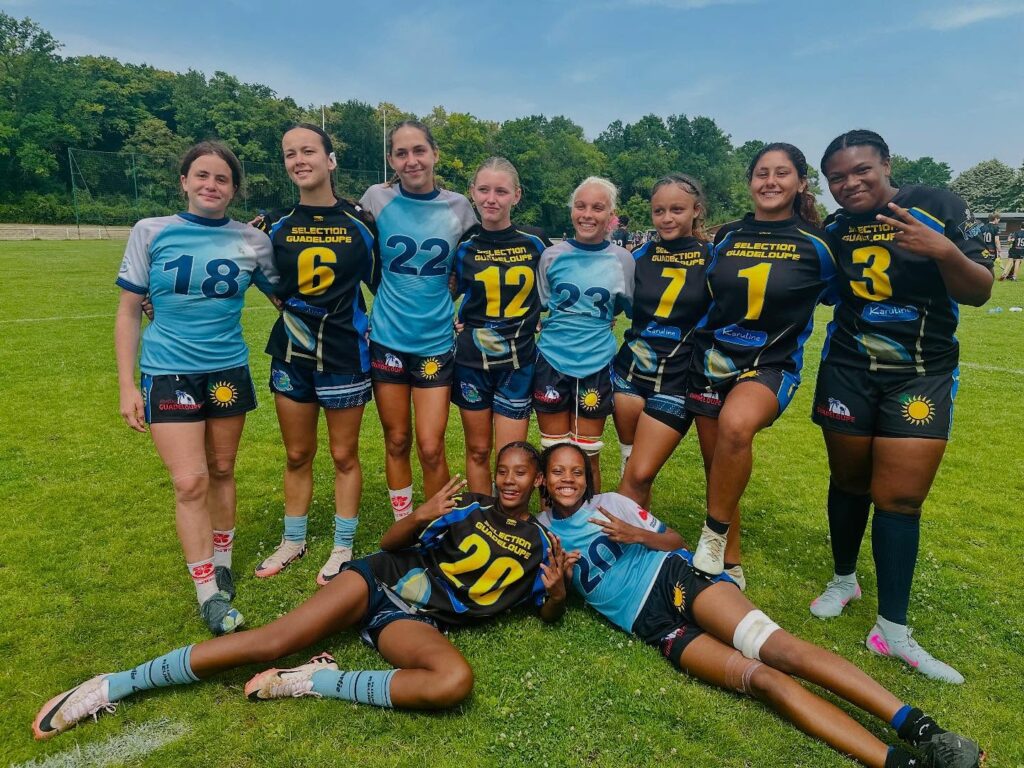 Peut être une image de 9 personnes, personnes jouant au football et texte