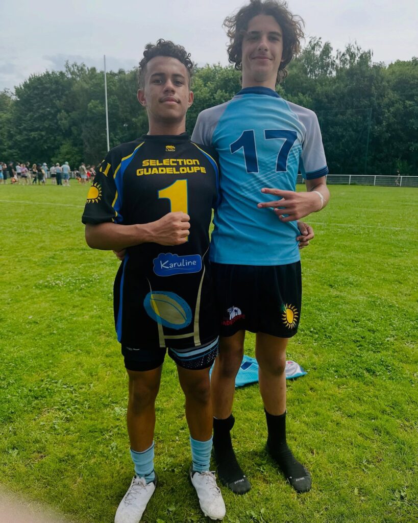 Peut être une image de ‎2 personnes, personnes jouant au foot et ‎texte qui dit ’‎SELECTION IoI SEL ECT GUADELOUPE 1 Karuline سام 17‎’‎‎